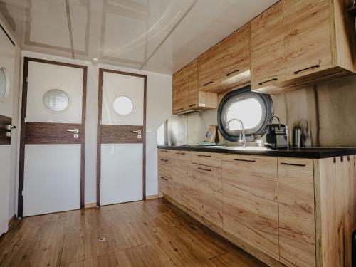 Nhà bếp/bếp nhỏ tại Houseboat Campi Uitgeest