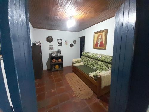 a living room with a couch and a table at Pousada e Espaço de Eventos Rancho da Invernada in Bandeirantes