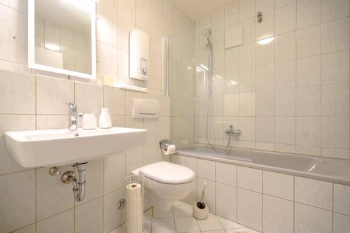 Un baño con lavabo, inodoro y bañera. en ERB03 Apartment Wohlgefühl, en Michelstadt