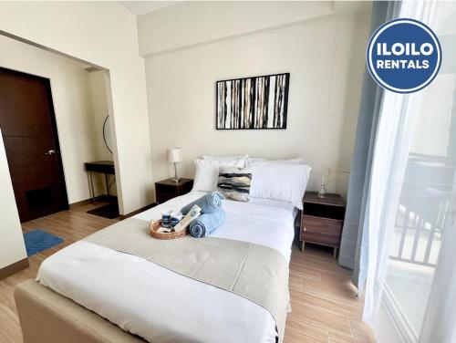 سرير أو أسرّة في غرفة في Luxury 1-Bedroom Stay at Saint Honore