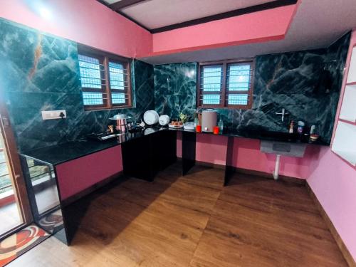 Η κουζίνα ή μικρή κουζίνα στο Dishaa Home Stay