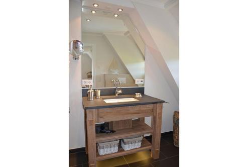 a bathroom with a sink and a mirror at LITZKOW 15005 in Morsum