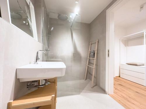 REAL Living by REFA - Modern Haven 1311 في Golčŭv Jeníkov: حمام مع حوض ودش