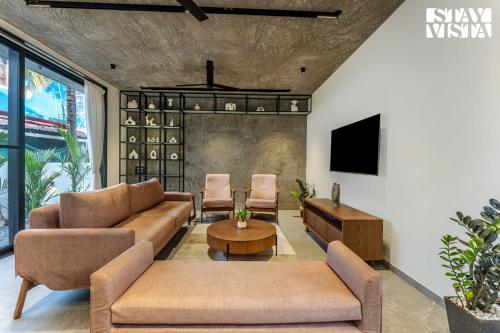 Μια τηλεόραση ή/και κέντρο ψυχαγωγίας στο StayVista at Arabella with Pool & Lawn