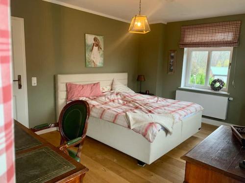 una camera da letto con un letto grande e una finestra di EinfachSein a Trittau