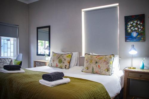 Ένα ή περισσότερα κρεβάτια σε δωμάτιο στο Olive tree private rooms in Stellenbosch- No Load Shedding