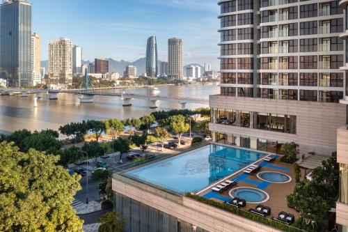 eine Luftaufnahme eines Gebäudes mit einem Swimmingpool in der Unterkunft Meliá Vinpearl Danang Riverfront in Đà Nẵng