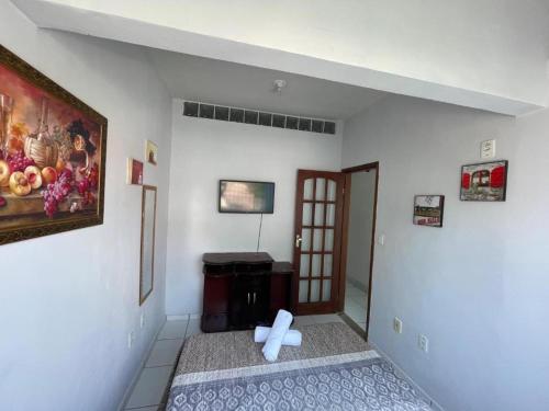 een kamer met een wit object op de vloer bij Pousada Maria Patricia l in Cabo Frio