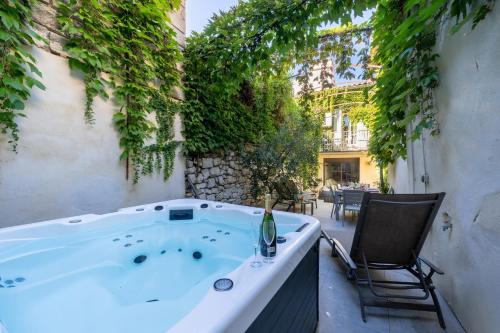 Le Patio Carreterie - Maison chaleureuse avec Jacuzzi Extérieur Privatif - Primée pour sa déco