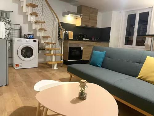 a living room with a blue couch and a table at ღ Le Nid Douai - T2 Proche Centre Ville & Gare in Douai