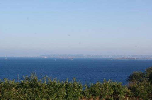 een uitzicht op een grote hoeveelheid water bij Villa Residence Kersaliou in Roscoff