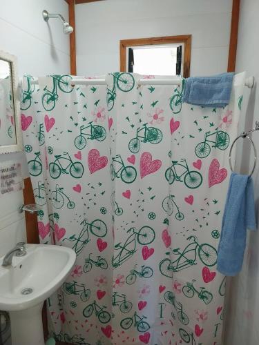 a bathroom with a shower curtain with hearts and a sink at Los abelos in Gualeguaychú