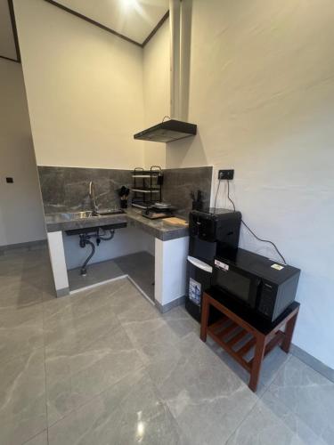 Η κουζίνα ή μικρή κουζίνα στο Bayedan Homestay