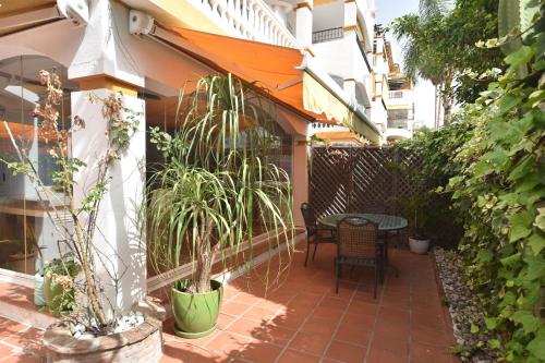 Spacious apartment, with private terrace and large communal pool and tennis courts, in Puerto Banús