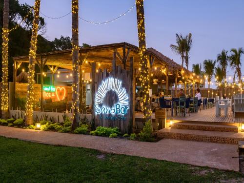 普拉伊拉多比莱尼San Martinho Vila Azul的一家餐厅，招牌上写着“Sunoco”，晚上