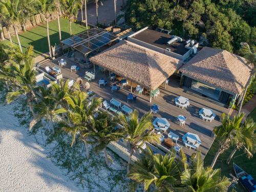 普拉伊拉多比莱尼San Martinho Vila Azul的棕榈树环绕的房屋的鸟瞰图