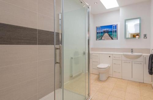 a bathroom with a shower and a toilet and a sink at Countryside 2 Bed Bungalow with Stunning Views Free WiFi and Parking Ideal for Business and Leisure in Great Addington