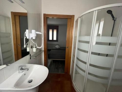 un baño con lavabo y espejo en Albergue Miraiso, en Arzúa