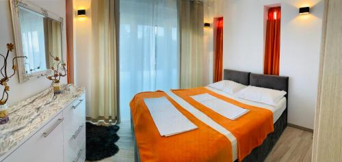 Giường trong phòng chung tại Legacy apartment with jacuzzi