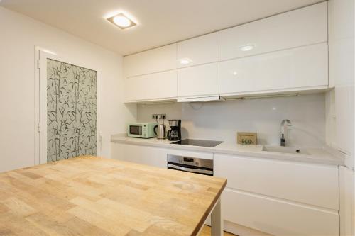 Spacious apartment, with private terrace and large communal pool and tennis courts, in Puerto Banús