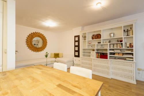 Spacious apartment, with private terrace and large communal pool and tennis courts, in Puerto Banús