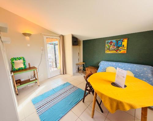 Ένα ή περισσότερα κρεβάτια σε δωμάτιο στο Provençal Getaway Pool Studio Hiking