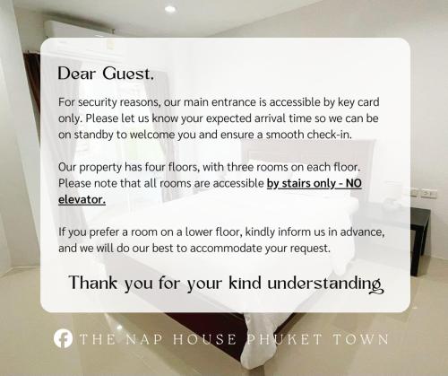Ein Schild mit der Aufschrift: „Lieber Gast, aus Sicherheitsgründen ist unser Haupteingang nur zugänglich über …“ in der Unterkunft The Nap House Phuket Town in Phuket