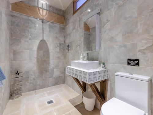 Ένα μπάνιο στο Orchard Barn