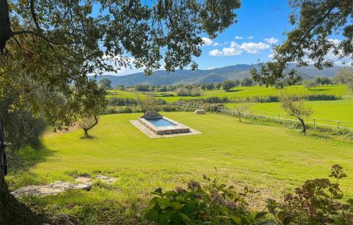 Un jardín con piscina en medio de un campo. en Awesome Home In Ischia Di Castro, en Ischia di Castro