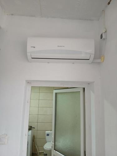 un bagno con WC e luce sopraelevata di Casa Avocaților a Corabia