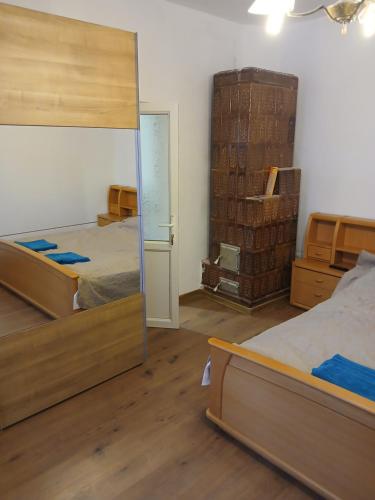 una camera con due letti e un grande specchio di Casa Avocaților a Corabia
