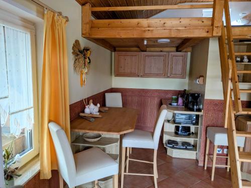 Nhà bếp/bếp nhỏ tại Ruhige Auszeit zwischen Wald & Erzgebirge