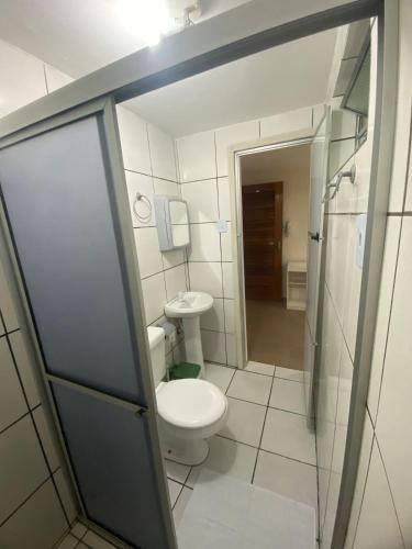 Un pequeño baño con inodoro y ducha. en Ao lado do Hospital Calixto excelente localização, en Itabuna