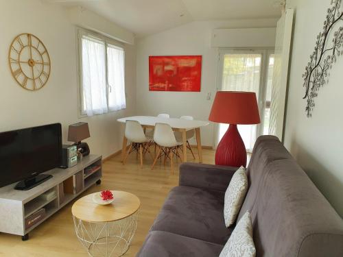 Una televisión o centro de entretenimiento en Gîte de l'Aiguille