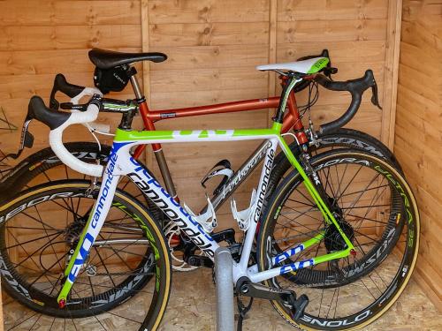 twee fietsen geparkeerd naast elkaar tegen een muur bij Night Sky Cottage in Kielder