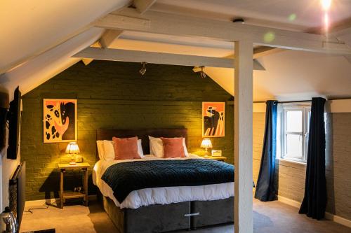 a bedroom with a large bed in a room at The Red Lion in Thames Ditton