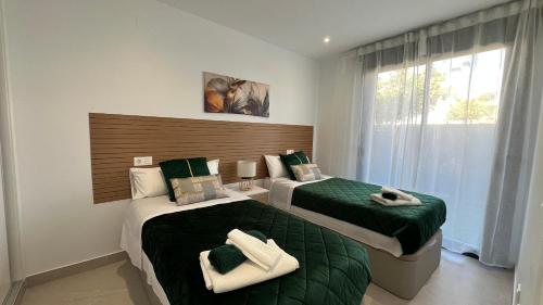 En eller flere senge i et værelse på 7LakesVilla with Heated Pool, Cinema & Home Office, Santa Rosalia Lake Resort