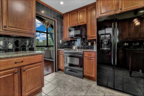 O bucătărie sau chicinetă la Charming Mountain Home with Panoramic Views near Black Mountain, Marion, NC