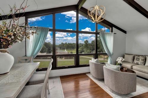 O zonă de relaxare la Charming Mountain Home with Panoramic Views near Black Mountain, Marion, NC