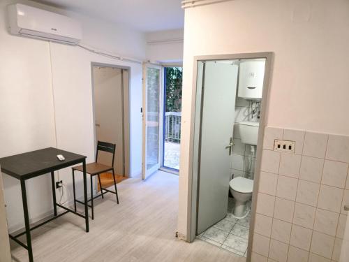 Ένα μπάνιο στο Hostel Budva