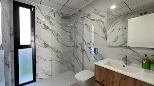 Et badeværelse på 7LakesVilla with Heated Pool, Cinema & Home Office, Santa Rosalia Lake Resort