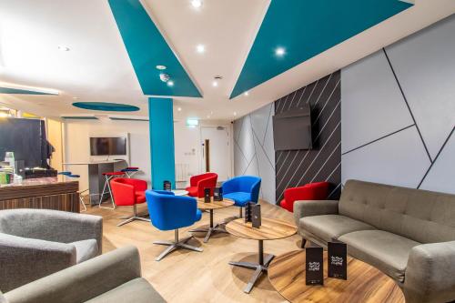 a waiting room with blue and red chairs at The City Pad in Nottingham