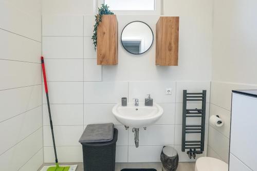 Livemore24 - Apartment 2 in Herten 24-7 Check-In في هيرتين: حمام مزود بحوض ومِرآة