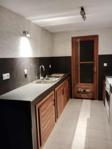 una cucina con un lavello e un piano di lavoro di Villa Nianing a Nianing