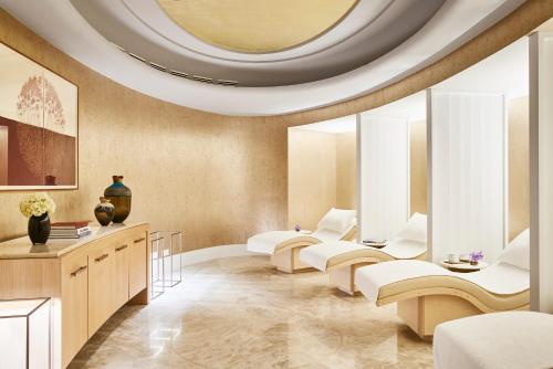 Four Seasons Hotel Madrid — Swimming pool