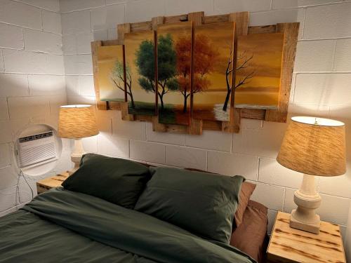 Cute Cozy Suite Rental Nestled on Beautiful Private Grounds for a Peaceful Getaway near Columbus, Ohio في Gould Park: غرفة معيشة بها أريكة ومصباحين