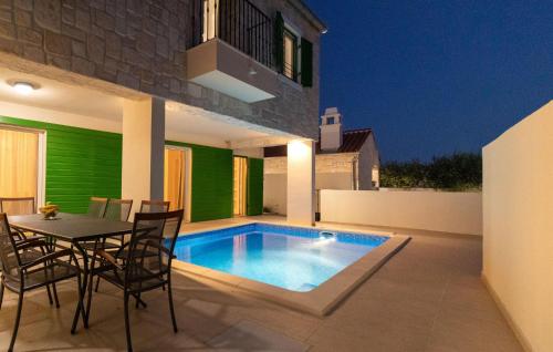 Πισίνα στο ή κοντά στο Awesome Home In Privlaka