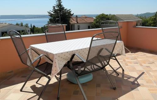 2 Bedroom Cozy Apartment In Maslenica