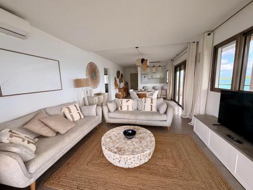 Μια τηλεόραση ή/και κέντρο ψυχαγωγίας στο Infinity View Beach House, 2 bdr