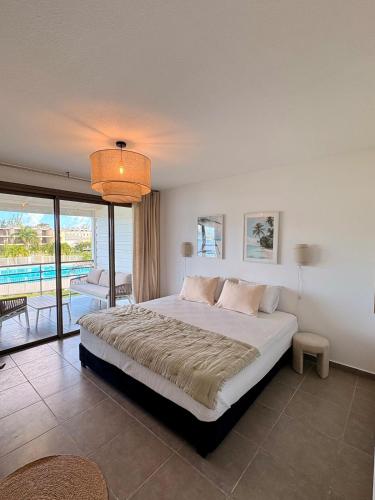 Infinity View Beach House, 2 bdr में एक कमरे में एक या कई बेड